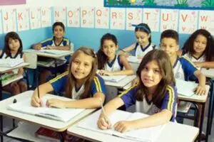 Alunos do Colégio Barcelos concentrados em atividade em sala de aula