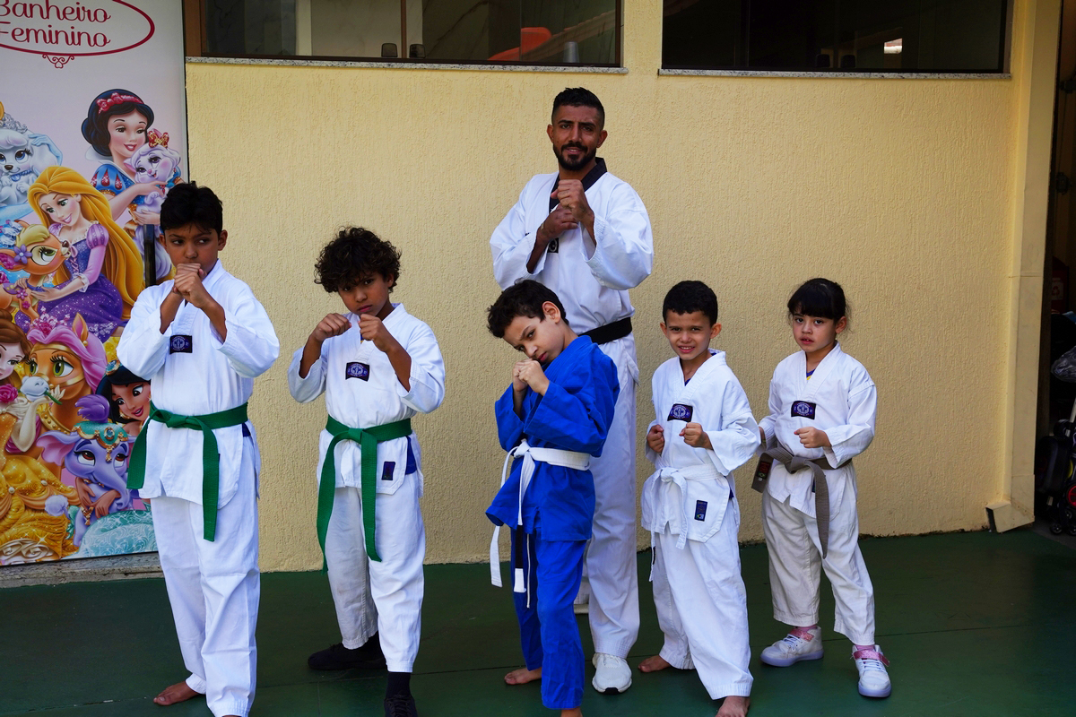 Alunos do Colégio Barcelos durante aula de Taekwondo