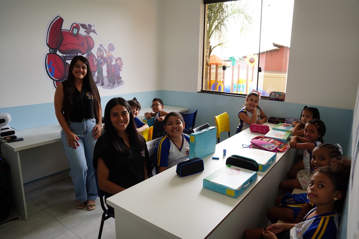 Alunos do Colégio Barcelos durante aula de Robótica