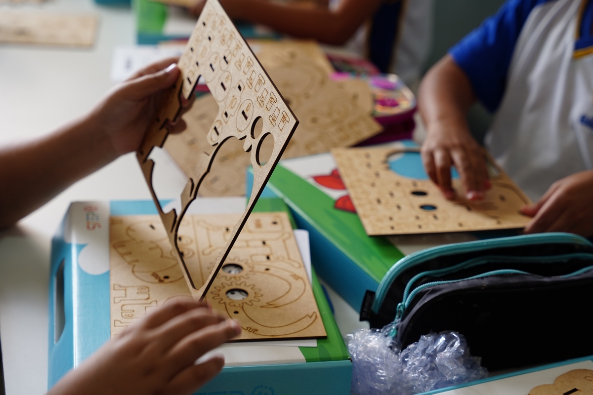 Alunos do Colégio Barcelos construindo peças durante aula de Robótica